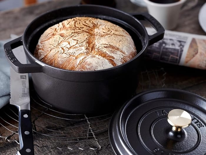 Staub-toxin-free-cookware-with-bread