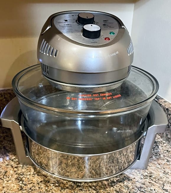 Image of Big Boss glass air fryer sitting on granite countertop